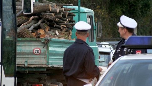 ЗА 200 КМ ДОЗВОЛИЛИ КРИЈУМЧАРЕЊЕ ДРВА: МУП Републике Српске поднео пријаве против полицајаца због примања мита ЗА 200 КМ ДОЗВОЛИЛИ КРИЈУМЧАРЕЊЕ ДРВА: МУП Републике Српске поднео пријаве против полицајаца због примања мита