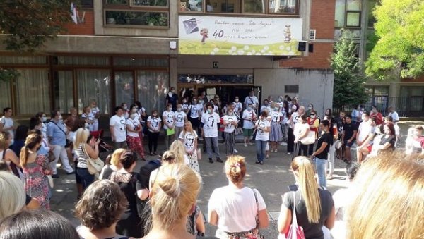 РОДИТЕЉИ СУ УЗ НАСТАВНИКЕ: Незадовољство због избора в. д. директора у ОШ Иво Андрић и даље не престаје РОДИТЕЉИ СУ УЗ НАСТАВНИКЕ: Незадовољство због избора в. д. директора у ОШ Иво Андрић и даље не престаје