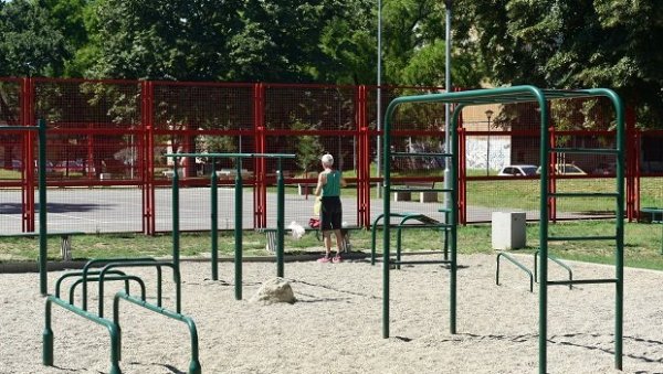 ШЕТАЛИШТЕ УШУШКАНО У ЗЕЛЕНИЛО: Корзо Лазаро Карденас у блоку 45 још посећеније после обнове садржаја ШЕТАЛИШТЕ УШУШКАНО У ЗЕЛЕНИЛО: Корзо Лазаро Карденас у блоку 45 још посећеније после обнове садржаја