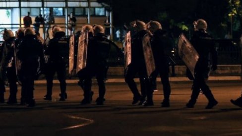DESET KOMITA NAPALO I TUKLO MLADIĆA: Krvavi incident tokom vožnje, mučki napad pristalica DPS-a DESET KOMITA NAPALO I TUKLO MLADIĆA: Krvavi incident tokom vožnje, mučki napad pristalica DPS-a