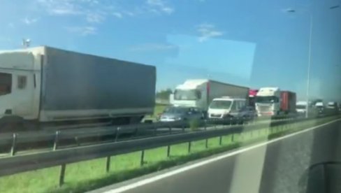 ДЕТАЉИ УДЕСА КОД ЗМАЈА: Троје повређено у ланчаном судару три комбија и камионa ДЕТАЉИ УДЕСА КОД ЗМАЈА: Троје повређено у ланчаном судару три комбија и камионa