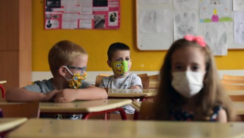 У КЛУПАМА 66.000 ПРВАКА: Школска година почела нетипично, али за сада без било каквих проблема (ФОТО) У КЛУПАМА 66.000 ПРВАКА: Школска година почела нетипично, али за сада без било каквих проблема (ФОТО)