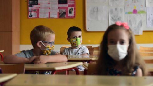 У КЛУПАМА 66.000 ПРВАКА: Школска година почела нетипично, али за сада без било каквих проблема (ФОТО) У КЛУПАМА 66.000 ПРВАКА: Школска година почела нетипично, али за сада без било каквих проблема (ФОТО)