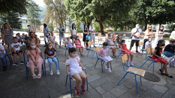 КОРОНА ГЕНЕРАЦИЈА У КЛУПАМА: У основним и средњим школама на територији Ужица преко 10.000 ученика КОРОНА ГЕНЕРАЦИЈА У КЛУПАМА: У основним и средњим школама на територији Ужица преко 10.000 ученика