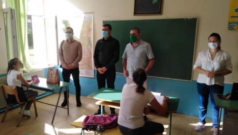 SPREMNI ZA RAD U USLOVIMA PANDEMIJE: Poseta predsednika opštine povodom početka školske godine u Vlasotincu SPREMNI ZA RAD U USLOVIMA PANDEMIJE: Poseta predsednika opštine povodom početka školske godine u Vlasotincu