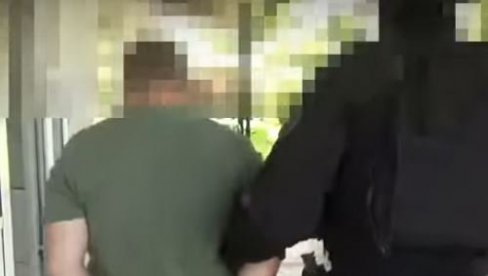 СНИМАК РАЦИЈА У МАКЕДОНИЈИ: Спречен терор, пронађен експлозив и заставе Исламске државе (ВИДЕО) СНИМАК РАЦИЈА У МАКЕДОНИЈИ: Спречен терор, пронађен експлозив и заставе Исламске државе (ВИДЕО)