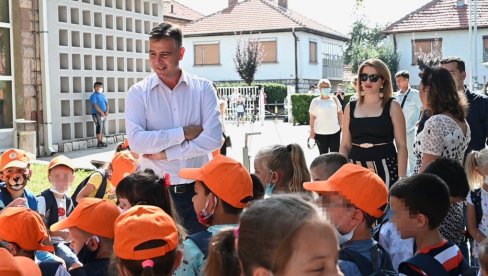ČESTITKA OD 10 HILJADA: Pirotska lokalna vlast darivala đake ČESTITKA OD 10 HILJADA: Pirotska lokalna vlast darivala đake