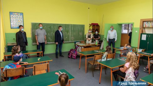 POKLONI ZA ĐAKE PRVAKE: Školske torbe i pribor od grada Zrenjanina POKLONI ZA ĐAKE PRVAKE: Školske torbe i pribor od grada Zrenjanina
