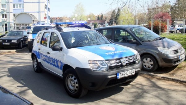 НОВИ НАПАД НА ПОЛИЦИЈУ У ЗВОРНИКУ: Тукао чуваре реда па се затворио у стан, на крају ипак ухапшен НОВИ НАПАД НА ПОЛИЦИЈУ У ЗВОРНИКУ: Тукао чуваре реда па се затворио у стан, на крају ипак ухапшен