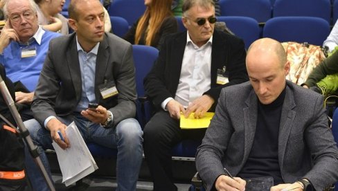 NE ODUSTAJU OD IZBORA U DS: Četvorica demokrata tvrde da je odluka o njihovom izbacivanju iz stranke nelegalna NE ODUSTAJU OD IZBORA U DS: Četvorica demokrata tvrde da je odluka o njihovom izbacivanju iz stranke nelegalna
