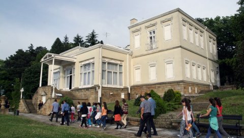 ОБРЕНОВИЋИ ПОНОВО ОТВОРИЛИ ДВЕРИ СРБИМА: Посетиоце очекује задивљујућа прича о животу краљевске породице ОБРЕНОВИЋИ ПОНОВО ОТВОРИЛИ ДВЕРИ СРБИМА: Посетиоце очекује задивљујућа прича о животу краљевске породице