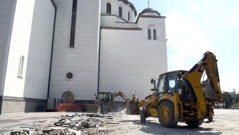 MERMER PROSTIRU OKO PORTE: Počela prva faza radova na obnovi platoa ispred Hrama Svetog Save, uklanjaju dotrajale kocke MERMER PROSTIRU OKO PORTE: Počela prva faza radova na obnovi platoa ispred Hrama Svetog Save, uklanjaju dotrajale kocke