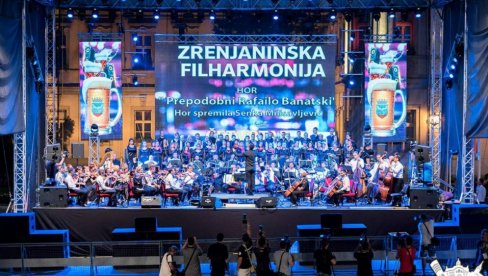 NAKON ŠEST MESECI PAUZE: Koncert Zrenjaninske filharmonije na fudbalskom terenu u Žitištu NAKON ŠEST MESECI PAUZE: Koncert Zrenjaninske filharmonije na fudbalskom terenu u Žitištu