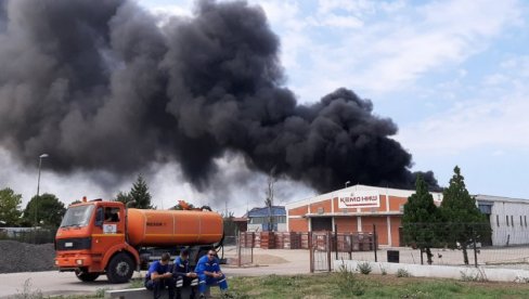 Vatrogasci lokalizovali požar u magacinu firme „Goeks“ u Merošini Vatrogasci lokalizovali požar u magacinu firme „Goeks“ u Merošini