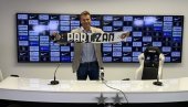 ПРОМОЦИЈА НОВОГ ТРЕНЕРА ПАРТИЗАНА: Жеља ми је да целу причу преокренем (ВИДЕО/ФОТО) ПРОМОЦИЈА НОВОГ ТРЕНЕРА ПАРТИЗАНА: Жеља ми је да целу причу преокренем (ВИДЕО/ФОТО)