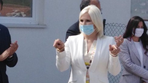 URUČILI KLJUČEVE DVANAEST KUĆA U ROMSKOM NASELJU U PROKUPLJU: Potpredsednik Vlade Srbije Zorana Mihajlović i šef delegacije EU u Srbiji URUČILI KLJUČEVE DVANAEST KUĆA U ROMSKOM NASELJU U PROKUPLJU: Potpredsednik Vlade Srbije Zorana Mihajlović i šef delegacije EU u Srbiji