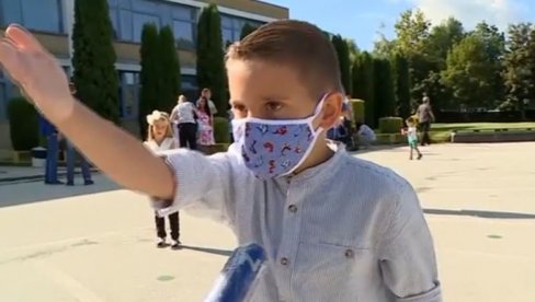 КОРОНА, БА, СТАВИ МАСКУ: Одговор првачића на питање репортерке насмејао регион (ВИДЕО) КОРОНА, БА, СТАВИ МАСКУ: Одговор првачића на питање репортерке насмејао регион (ВИДЕО)