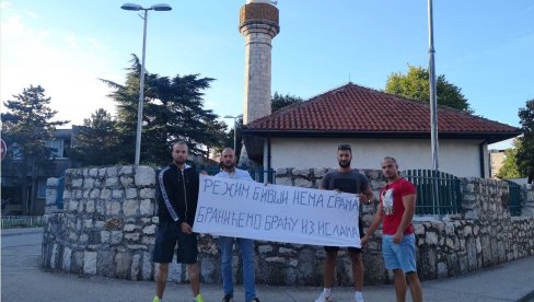 БРАНИЋЕМО БРАЋУ ИЗ ИСЛАМА: Никшићани послали јасну поруку пред џамијом - Бивши режим нема срама! (ФОТО) БРАНИЋЕМО БРАЋУ ИЗ ИСЛАМА: Никшићани послали јасну поруку пред џамијом - Бивши режим нема срама! (ФОТО)