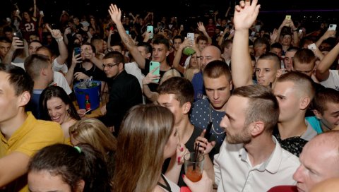 МАЈКА ТИНЕЈЏЕРА ПРЕКИНУЛА КОРОНА ЖУРКУ У ШАПЦУ: Алкохол точен малолетницима, улазило се на шифру МАЈКА ТИНЕЈЏЕРА ПРЕКИНУЛА КОРОНА ЖУРКУ У ШАПЦУ: Алкохол точен малолетницима, улазило се на шифру