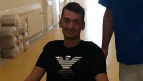 ДВА МЕСЕЦА СУ СЕ ЛЕКАРИ БОРИЛИ ЗА ЊЕГОВ ЖИВОТ: Отказивали су му органи, срце је попуштало, али је Предраг (20) победио респиратор и корону ДВА МЕСЕЦА СУ СЕ ЛЕКАРИ БОРИЛИ ЗА ЊЕГОВ ЖИВОТ: Отказивали су му органи, срце је попуштало, али је Предраг (20) победио респиратор и корону