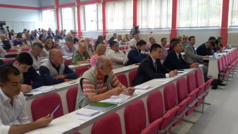 БИТКА ЗА ОКО 29.000 ГЛАСОВА: Груписање уочи понављања гласања у Шапцу БИТКА ЗА ОКО 29.000 ГЛАСОВА: Груписање уочи понављања гласања у Шапцу