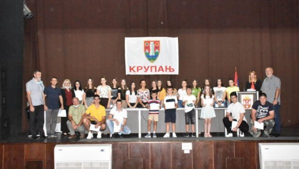 ПРИЗНАЊА НАЈБОЉИМ ЂАЦИМА РАЂЕВИНЕ: Ви традицију настављате и успехом задајете нове норме будућим генерацијама ПРИЗНАЊА НАЈБОЉИМ ЂАЦИМА РАЂЕВИНЕ: Ви традицију настављате и успехом задајете нове норме будућим генерацијама