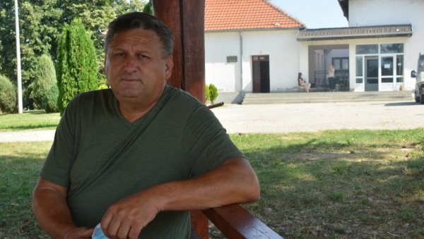 ИЗГУБИО СИНА, ПА СЕ ПОСВЕТИО ДОБРИМ ДЕЛИМА: Мирољуб из Каоника поправио све ђачке столице у школи коју је похађао погинули младић (ФОТО) ИЗГУБИО СИНА, ПА СЕ ПОСВЕТИО ДОБРИМ ДЕЛИМА: Мирољуб из Каоника поправио све ђачке столице у школи коју је похађао погинули младић (ФОТО)