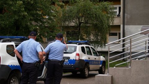 УХАПШЕН МУШКАРАЦ У ПРЊАВОРУ У дворишту породичне куће пуцао из аутоматске пушке, одузет му арсенал оружја УХАПШЕН МУШКАРАЦ У ПРЊАВОРУ У дворишту породичне куће пуцао из аутоматске пушке, одузет му арсенал оружја