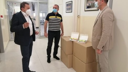 ЗВЕЗДАРСКИ ПРВАЦИ ДОБИЛИ ПОКЛОН ОД ОПШТИНЕ ЗВЕЗДАРСКИ ПРВАЦИ ДОБИЛИ ПОКЛОН ОД ОПШТИНЕ