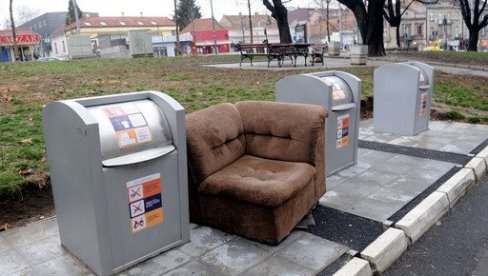 OSLOBODITE SE NEPOTREBNIH STVARI: Čistoća besplatno odnosi otpad OSLOBODITE SE NEPOTREBNIH STVARI: Čistoća besplatno odnosi otpad