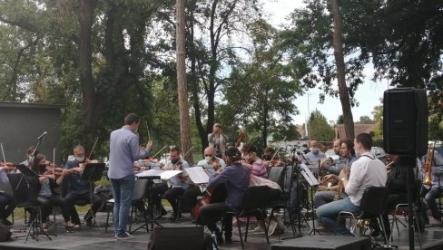 ПЕСМОМ РЕКЛИ ХВАЛА: У дворишту Опште болнице у Суботици одржан концерт за медицинаре (ВИДЕО) ПЕСМОМ РЕКЛИ ХВАЛА: У дворишту Опште болнице у Суботици одржан концерт за медицинаре (ВИДЕО)