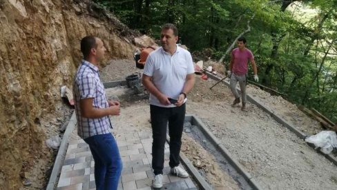 ПУЦА ПОГЛЕД НА ГЕЈЗЕР: Изградња пешачких стаза кроз столетне шуме Сијаринске Бање ПУЦА ПОГЛЕД НА ГЕЈЗЕР: Изградња пешачких стаза кроз столетне шуме Сијаринске Бање