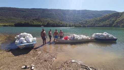 DŽAKOVI PLASTIKE: Među mnogobrojnim posetiocima Zavojskog jezera bilo i onih koji su ga čistili DŽAKOVI PLASTIKE: Među mnogobrojnim posetiocima Zavojskog jezera bilo i onih koji su ga čistili