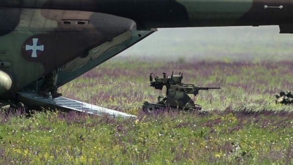 УЈЕДИЊЕНИ АРАПСКИ ЕМИРАТИ ТЕСТИРАЈУ „МАЛОГ МИЛОША“ Заинтересовани да купе српског војног робота УЈЕДИЊЕНИ АРАПСКИ ЕМИРАТИ ТЕСТИРАЈУ „МАЛОГ МИЛОША“ Заинтересовани да купе српског војног робота