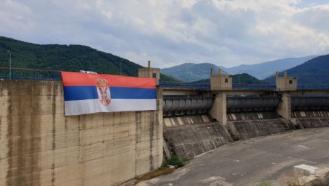 СРПСКА ЗАСТАВА НА ГАЗИВОДАМА: Одговор на још једну албанску провокацију СРПСКА ЗАСТАВА НА ГАЗИВОДАМА: Одговор на још једну албанску провокацију