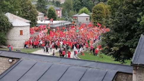 INCIDENT KOD CETINJSKOG MANASTIRA: Milove pristalice vređaju sveštenstvo uzvikujući - SPLAČINE SRPSKE (VIDEO) INCIDENT KOD CETINJSKOG MANASTIRA: Milove pristalice vređaju sveštenstvo uzvikujući - SPLAČINE SRPSKE (VIDEO)