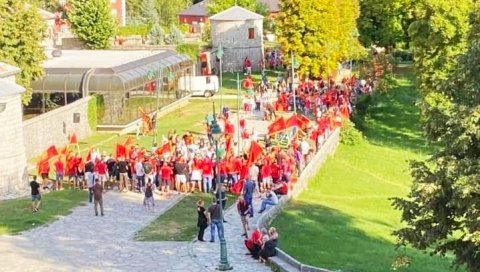 ЗВОНЕ ЗВОНА СА ЦЕТИЊА ДА ЗАГЛУШЕ Е ВИВА МОНТЕНЕГРО! Скуп завршен - Милове присталице покушале упад у манастир! ЗВОНЕ ЗВОНА СА ЦЕТИЊА ДА ЗАГЛУШЕ Е ВИВА МОНТЕНЕГРО! Скуп завршен - Милове присталице покушале упад у манастир!