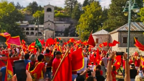 E VIVA MONTENEGRO: Milove pristalice se okupile ispred manastira na Cetinju - skup okarakterisan kao patriotski! (FOTO) E VIVA MONTENEGRO: Milove pristalice se okupile ispred manastira na Cetinju - skup okarakterisan kao patriotski! (FOTO)