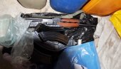HAPŠENJE U NOVOM BEOGRADU: Pronađeno više bombi, kalašnjikov i tompson HAPŠENJE U NOVOM BEOGRADU: Pronađeno više bombi, kalašnjikov i tompson