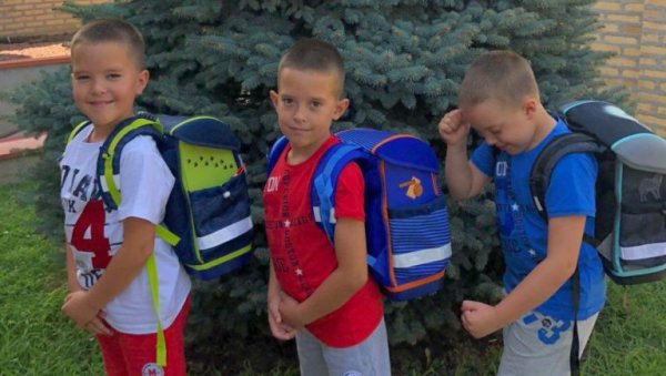 ТРИ ПРВАЧИЋА ИЗ ДОМА ЂАКОВИЋА: Војислав, Душан и Вукашин су у истом одељењу ТРИ ПРВАЧИЋА ИЗ ДОМА ЂАКОВИЋА: Војислав, Душан и Вукашин су у истом одељењу