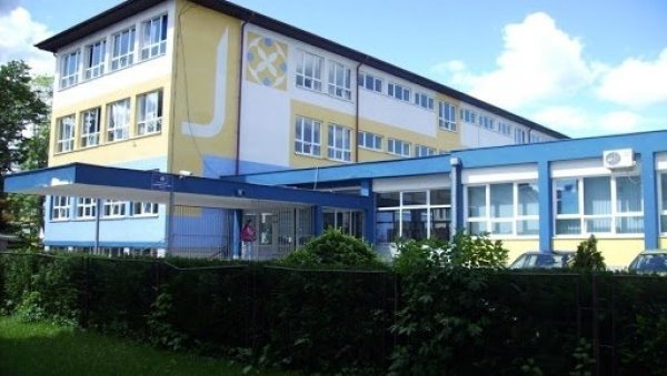 КОРОНА И У БАЊАЛУЧКОЈ ОСНОВНОЈ ШКОЛИ: Ученица ОШ Иво Андрић позитивна на корона вирус, цела група иде у изолацију КОРОНА И У БАЊАЛУЧКОЈ ОСНОВНОЈ ШКОЛИ: Ученица ОШ Иво Андрић позитивна на корона вирус, цела група иде у изолацију