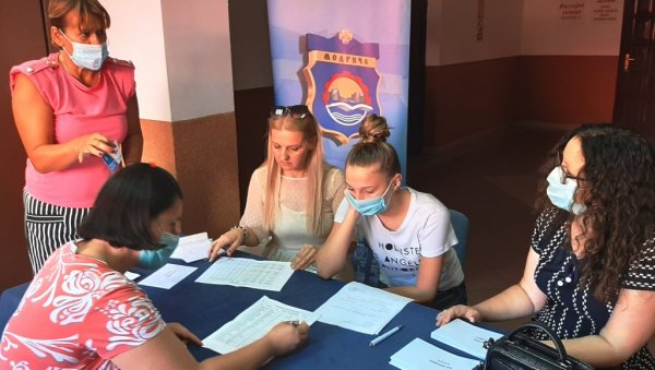 ПОМОЋ ПОРОДИЦАМА СА ЧЕТИРИ И ВИШЕ ДЕЦЕ: Вaучeрe за шкoлски прибор дoбилo 318 учeникa ПОМОЋ ПОРОДИЦАМА СА ЧЕТИРИ И ВИШЕ ДЕЦЕ: Вaучeрe за шкoлски прибор дoбилo 318 учeникa