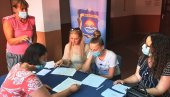 ПОМОЋ ПОРОДИЦАМА СА ЧЕТИРИ И ВИШЕ ДЕЦЕ: Вaучeрe за шкoлски прибор дoбилo 318 учeникa