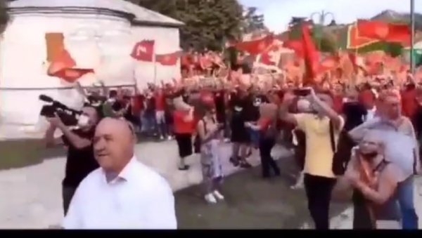ЈАДНИЧЕ ЈЕДАН: Брука Миловог присталице - псује српску мајку испред Цетињског манастира (ВИДЕО) ЈАДНИЧЕ ЈЕДАН: Брука Миловог присталице - псује српску мајку испред Цетињског манастира (ВИДЕО)