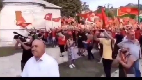 JADNIČE JEDAN: Bruka Milovog pristalice - psuje srpsku majku ispred Cetinjskog manastira (VIDEO) JADNIČE JEDAN: Bruka Milovog pristalice - psuje srpsku majku ispred Cetinjskog manastira (VIDEO)