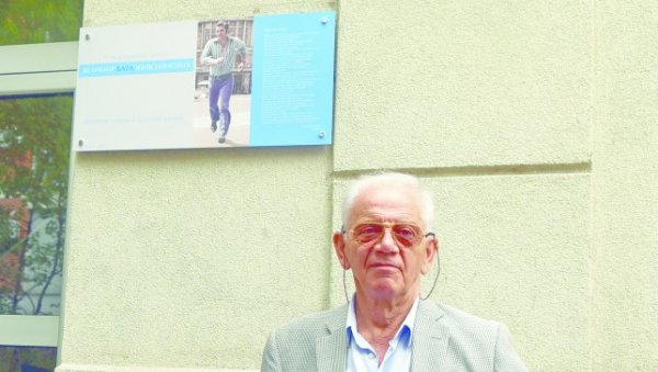 БАТА ЖИВОЈИНОВИЋ ОПЕТ ДОБИО ОБЕЛЕЖЈЕ: Постављена нова спомен-плоча, а комшија нашао стару! БАТА ЖИВОЈИНОВИЋ ОПЕТ ДОБИО ОБЕЛЕЖЈЕ: Постављена нова спомен-плоча, а комшија нашао стару!