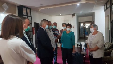 ГРАДОНАЧЕЛНИК МИЋИЋ МЕЂУ ПЕНЗИОНЕРИМА: Град Бијељина платио најстаријима бањање у лековитој води ГРАДОНАЧЕЛНИК МИЋИЋ МЕЂУ ПЕНЗИОНЕРИМА: Град Бијељина платио најстаријима бањање у лековитој води