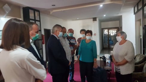 ГРАДОНАЧЕЛНИК МИЋИЋ МЕЂУ ПЕНЗИОНЕРИМА: Град Бијељина платио најстаријима бањање у лековитој води ГРАДОНАЧЕЛНИК МИЋИЋ МЕЂУ ПЕНЗИОНЕРИМА: Град Бијељина платио најстаријима бањање у лековитој води