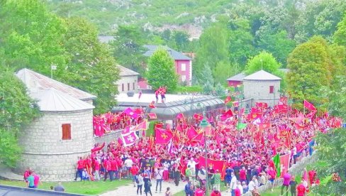 POBIĆEMO VAS DANAS, ZAKLAĆEMO VAS: Jezive pretnje predsednika Matice Crnogorske uoči skupa pristalica DPS-a POBIĆEMO VAS DANAS, ZAKLAĆEMO VAS: Jezive pretnje predsednika Matice Crnogorske uoči skupa pristalica DPS-a