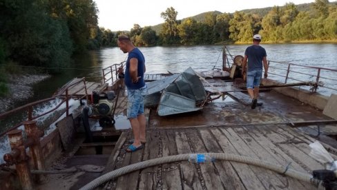 МЕШТАНИ УСПЕЛИ ДА ИЗВУКУ ПОТОПЉЕНУ СКЕЛУ: Подухват мештана Обрежа, код Јагодине на Великој Морави (ФОТО/ВИДЕО) МЕШТАНИ УСПЕЛИ ДА ИЗВУКУ ПОТОПЉЕНУ СКЕЛУ: Подухват мештана Обрежа, код Јагодине на Великој Морави (ФОТО/ВИДЕО)